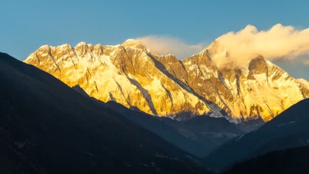 에베레스트 베이스 Camp,Nepal.Snow 방법 사이의 Timelapse 황금 에베레스트, 히말라야, 풍경 뒤덮인 세계에서 가장 높은 산 위에. — 비디오