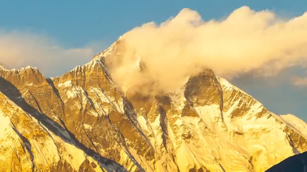 Timelapse of Golden Everest, Himalayas, landscape between way to Everest Base Camp, Nepal.Snow capped mountain top highest in the world . — стоковое видео