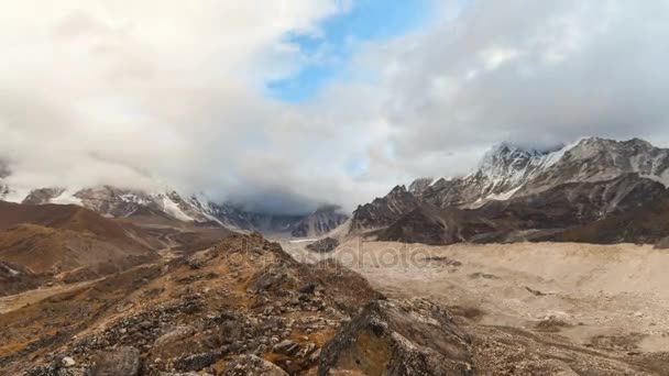 Время в горах Гималаев, Непала, Эвереста, Нупце — стоковое видео
