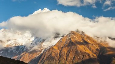 Zaman atlamalı. Bulutlar yakın görkemli Dağı Kangtega hareketi. Himalayalar. Milli Parkı: Sagarmatha, Nepal