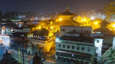 Bhasmeshvar Ghat Pashupatinath Tapınağı ve Bagmati Nehri'nin Katmandu, Nepal.