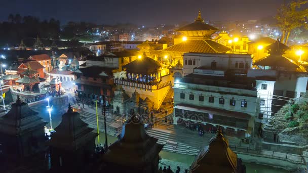 パシュパティナート カトマンズで火葬します。夜、ネパール パシュパティナート寺院で火葬のヒンズー教の儀式 — ストック動画
