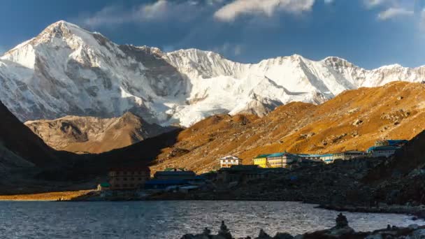 Vista a Gokyo, lago Dudh Pokhari, picco Gokyo Ri, monte Cho Oyu. Himalaya . — Video Stock