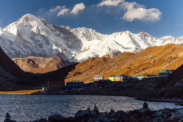 查看 Gokyo, Dudh 湖 Pokhari, 山顶 Gokyo, 芒奥尤陶勒。喜马拉雅. — 图库照片