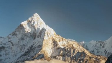 Ama Dablam 6856m tepe Nepal, Khumbu alan üzerinde herhangi bir zamanda merkez kampa giden hiking trail Dingboche köyü yakınlarında.