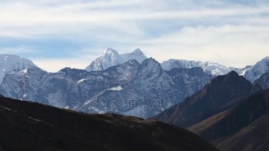 Himalayalar, Nepal, dağlarda Everest merkez kampa giden hiking izinde.