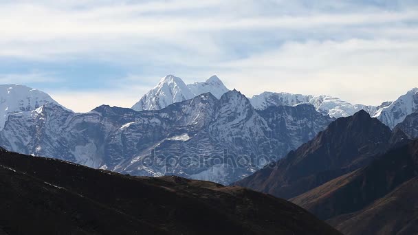 Montañas en Himalaya, Nepal, en la ruta de senderismo que conduce al campamento base del Everest . — Vídeos de Stock