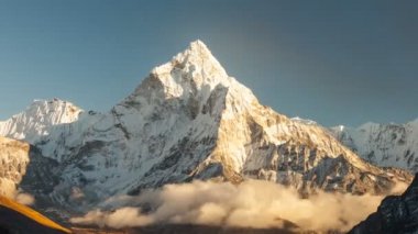 Ama Dablam 6856m tepe Nepal, Khumbu alan üzerinde herhangi bir zamanda merkez kampa giden hiking trail Dingboche köyü yakınlarında.