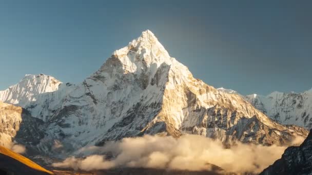 Ama Dablam 6856m pico cerca del pueblo de Dingboche en el área de Khumbu de Nepal, en la ruta de senderismo que conduce al campamento base del Everest . — Vídeo de stock