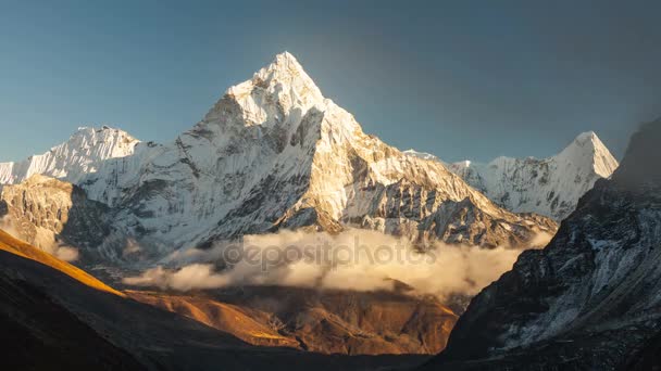 Ama Dablam 6856m piek in de buurt van het dorp van Gokyo in de Khumbu gebied van Nepal, op het wandelpad leidt naar het basiskamp Everest. — Stockvideo