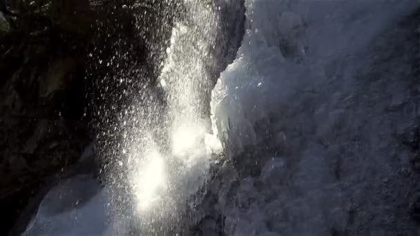 Vista panorámica de la increíble vista de la cascada. Cascadas de fondo. fuente de agua. agua de invierno. limpio prístino — Vídeos de Stock