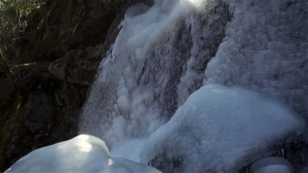 Bevroren waterval. Achtergrond van de natuur. Ijs waterval in de winter. — Stockvideo
