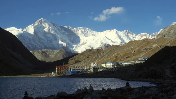 Vista a Gokyo, lago Dudh Pokhari, pico Gokyo Ri, monte Cho Oyu. Himalaya . — Vídeo de stock