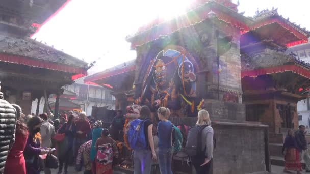 Kathmandu, Nepal - 21 listopada 2017: Kala wyznawcy hinduistycznego statua w Durbar Square, Katmandu, Nepal. — Wideo stockowe