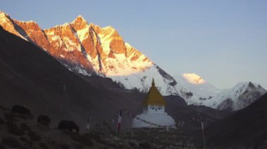 Budist stupa Dağı trekking yol Himalayalar, Nepal.