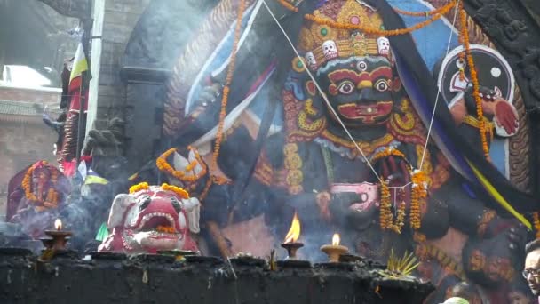 Katmandu, Nepal - 21 Kasım 2017: Kala Bhairava heykele Durbar Squar, Katmandu, Nepal. — Stok video