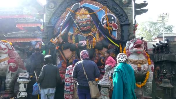 Katmandú, Nepal - 21 de noviembre de 2017: La estatua de Kala Bhairava en la plaza Durbar, Katmandú, Nepal . — Vídeos de Stock