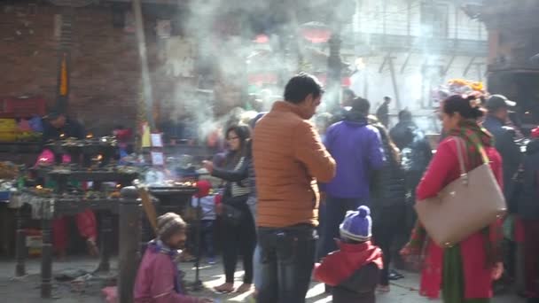 Kathmandu, Nepal - 21 November 2017: The Kala Bhairava staty vid den Durbar Squar, Kathmandu, Nepal. — Stockvideo