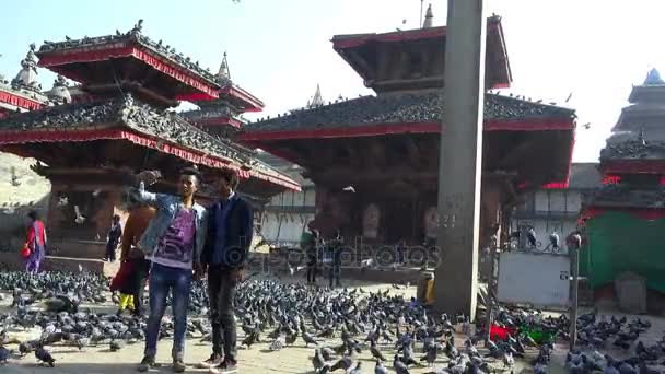 Katmandú, Nepal - 21 de noviembre de 2017: Vista de la plaza Durbar en Bhaktapur Nepal en el valle de Katmandú, Asia — Vídeo de stock
