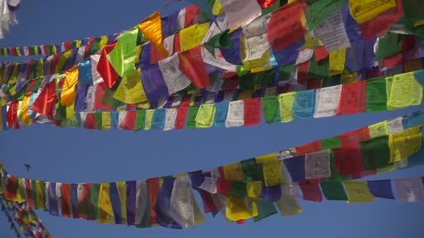 Drapeaux de prière bouddhistes agitent dans le vent, gros plan . — Video