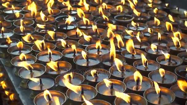 Brennende rituelle Kerzen im Tempel von Nepali. kathmandu, nepal — Stockvideo