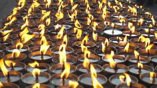 在尼泊尔寺庙焚烧仪式蜡烛。尼泊尔, 加德满都 — 图库视频影像
