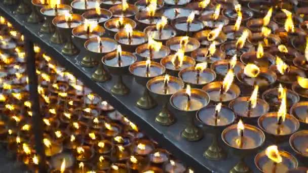 Het branden van rituele kaarsen in Nepalees tempel. Kathmandu, Nepal — Stockvideo