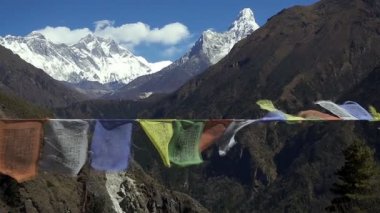 Tibet dua bayrakları beyaz karlı dağ tepe Himalaya Dağları, Nepal Everest bölgesinde karşı
