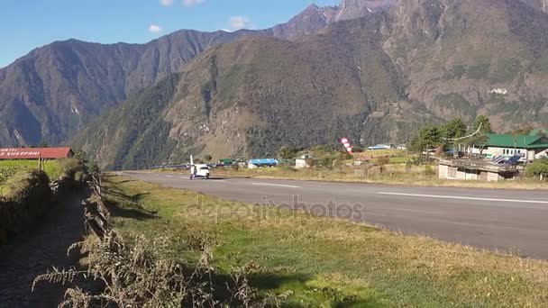 Khumbu dalen, Nepal. Oktober 2017: Lukla landning flygplan i Himalaya. — Stockvideo