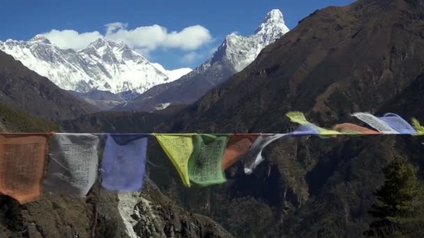 Tibetische Gebetsfahnen gegen weiße schneebedeckte Berggipfel in der ewigsten Region des Himalaya-Gebirges, Nepal — Stockvideo