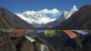 Tibet dua bayrakları beyaz karlı dağ tepe Himalaya Dağları, Nepal Everest bölgesinde karşı