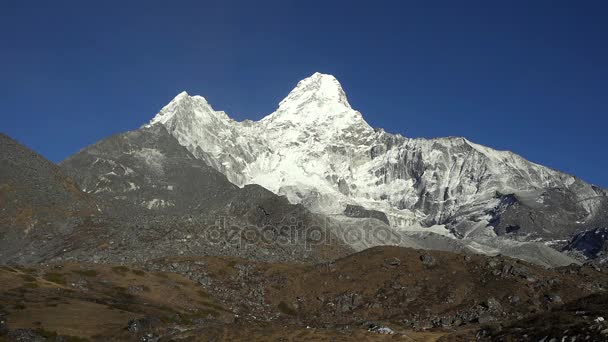 Mt. ama dablam in der ewigsten Region des Himalaya. Nepal — Stockvideo