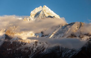 görkemli Dağı Kangtega. Himalayalar. Milli Parkı: Sagarmatha, Nepal