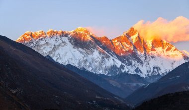 Himalayalar, Nepal, dağlarda Everest merkez kampa giden hiking izinde.