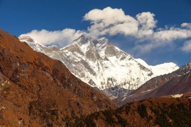 Himalayalar, Nepal, dağlarda Everest merkez kampa giden hiking izinde.