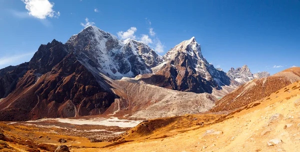 Montañas en Himalaya, Nepal, en la ruta de senderismo que conduce al campamento base del Everest . —  Fotos de Stock
