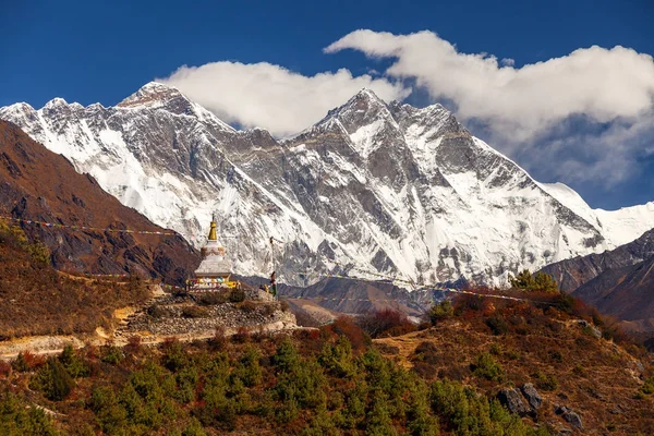 Everest, Himalaya, Landschaft zwischen Weg zum Everest Basislager, nepal.snow capped mountain top höchster Berg der Welt — Stockfoto