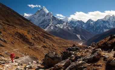 Tepe, dağ Ama üzerindeki Nepal'deki Everest otoyol Dingboche köyden gördüm Dablam