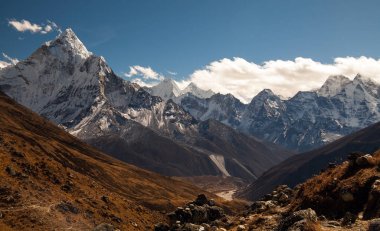 Tepe, dağ Ama üzerindeki Nepal'deki Everest otoyol Dingboche köyden gördüm Dablam