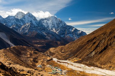 Tepe, dağ Ama üzerindeki Nepal'deki Everest otoyol Dingboche köyden gördüm Dablam