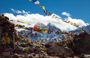 Tibet Budist dua bayrakları rüzgarda.