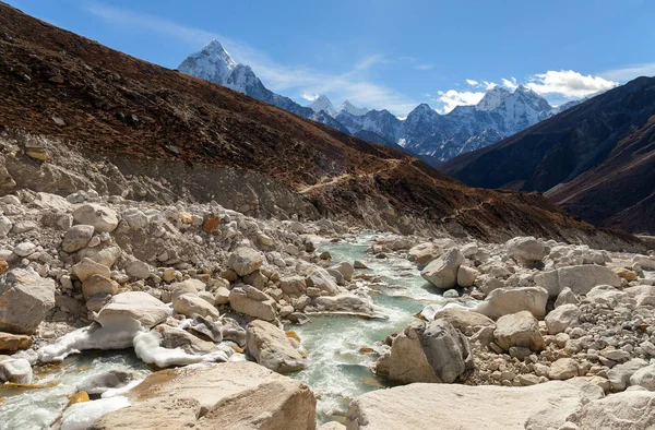El pico del Monte Ama Dablam visto desde la aldea de Dingboche en la autopista Everest en Nepal —  Fotos de Stock