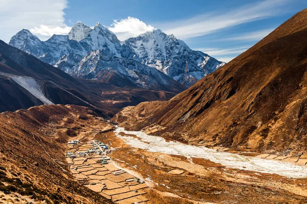 Na vrchol z Mount Ama Dablam vidět od Dingboche vesnice na Everest dálnici v Nepálu — Stock fotografie