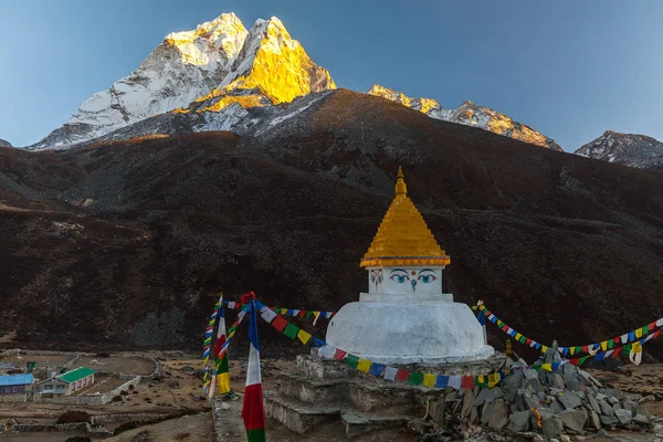 Budist stupa Dağı trekking yol Himalayalar, Nepal.