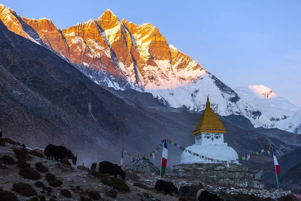 Buddhista sztúpa a hegyi trekking ösvény, Himalája, Nepál. — Stock Fotó