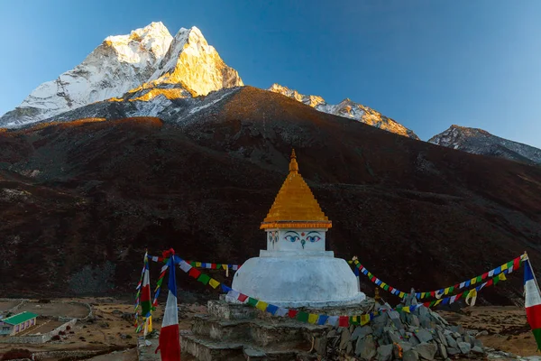 Buddhista sztúpa a hegyi trekking ösvény, Himalája, Nepál. — Stock Fotó