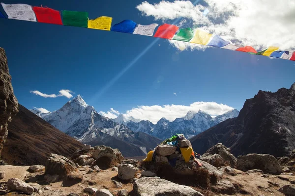Θιβετιανή βουδιστική σημαίες προσευχής πνέει στον άνεμο. — Φωτογραφία Αρχείου