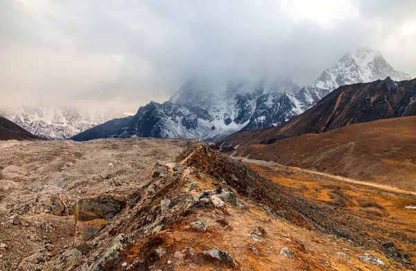 Lobuche yakınındaki buzultaş üzerinden Lhotse ve Nuptse - Nepal Himalayalar için görüntüleyin