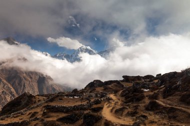 Himalayalar, Nepal, dağlarda Everest merkez kampa giden hiking izinde.