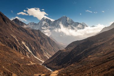 Himalayalar, Nepal, dağlarda Everest merkez kampa giden hiking izinde.